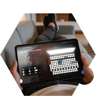 Kinogast wählt Sitzplätze im Compeso-Webshop auf einem Tablet