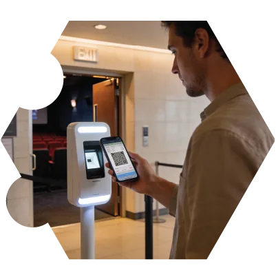 Kinogast scannt ein digitales Ticket am Einlass